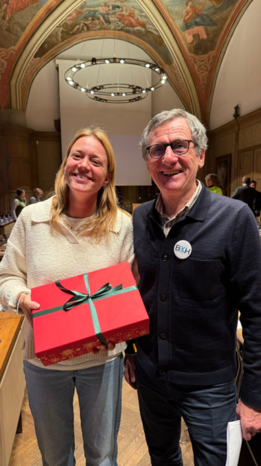 Foto Unterschriftenübergabe mit Nora