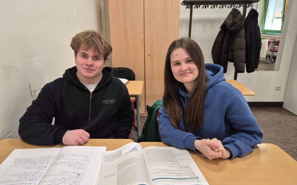 Lernhilfe für den Schulabschluss: Ema begleitet Haschim auf seinem Lernweg