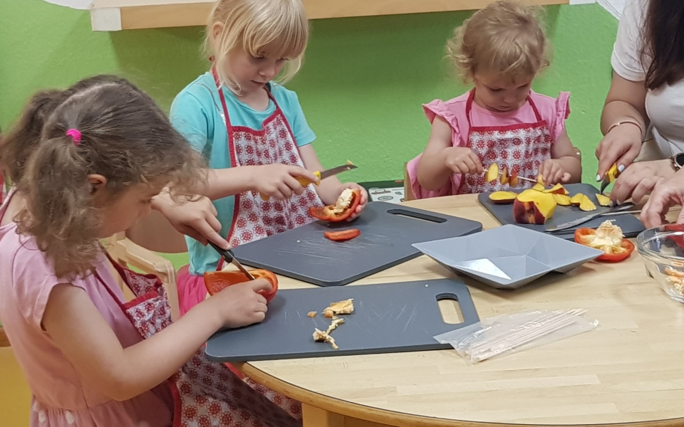 Kinder schnippeln Obst und Gemüse
