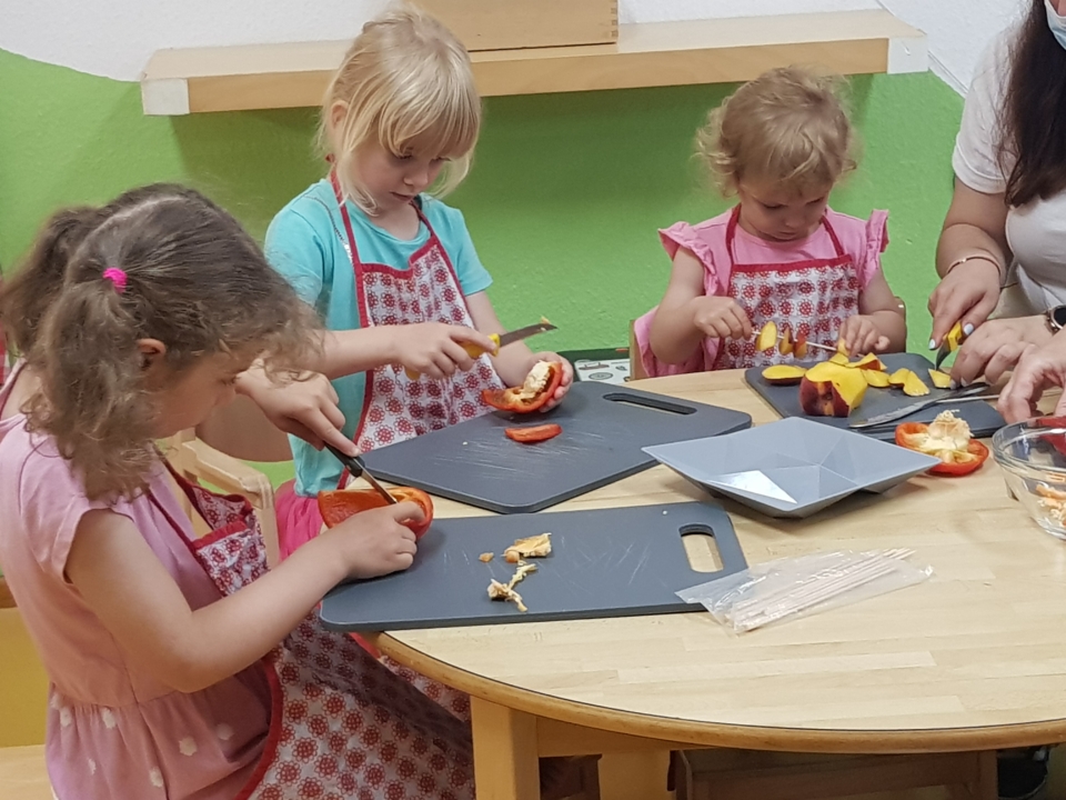 Kinder schnippeln Obst und Gemüse